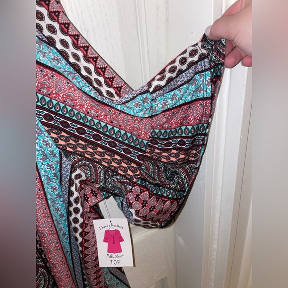 Ladies ruffle sleeve patterned top - Picture 2 of 4